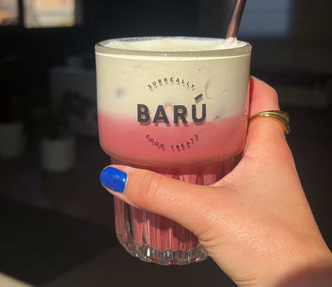 Pink Chai Latte mit Vanille-Cold-Foam